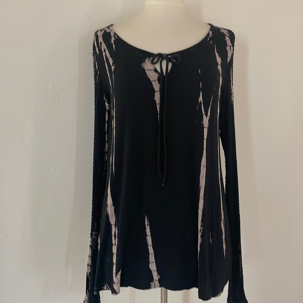 Extremely soft Women’s long sleeve stretchy shirt Tie dye print . Size Large/XL